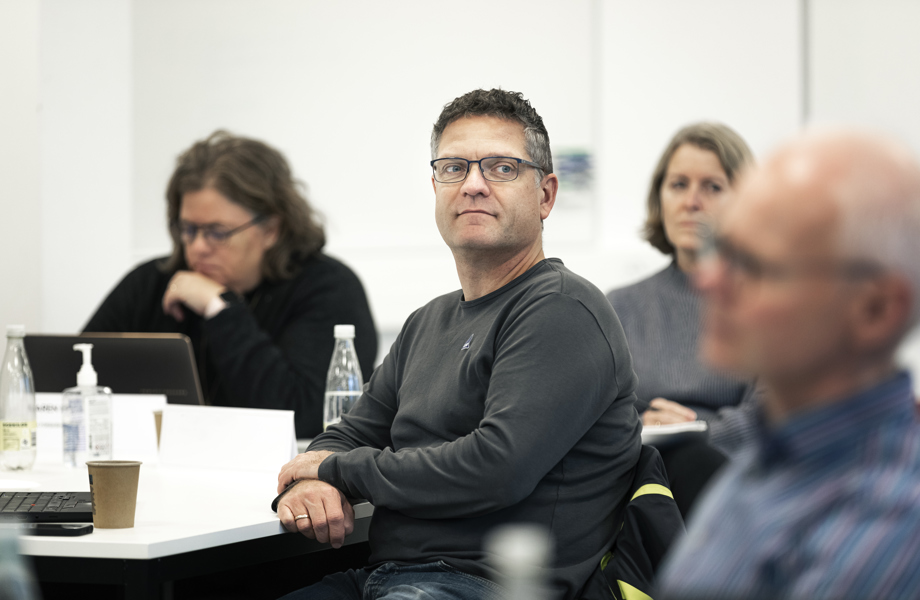 Mand som sidder til undervisning og lytter. Omkring ham sidder andre studerende.