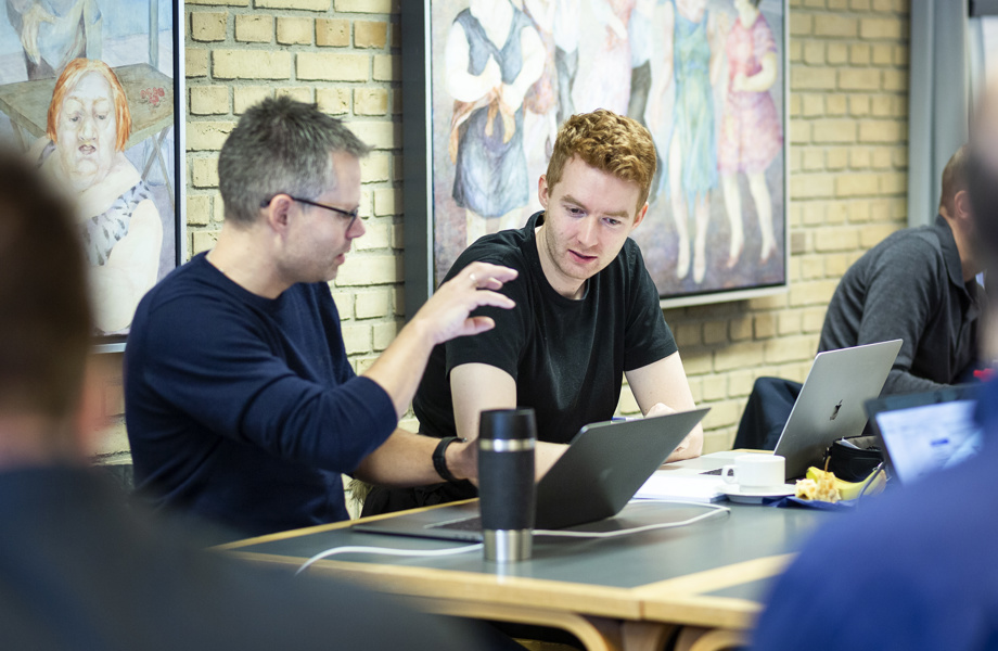 Masterstuderende hjælper hinanden